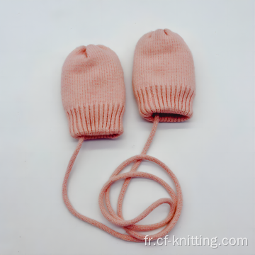 Gants fins en tricotes pour bébé